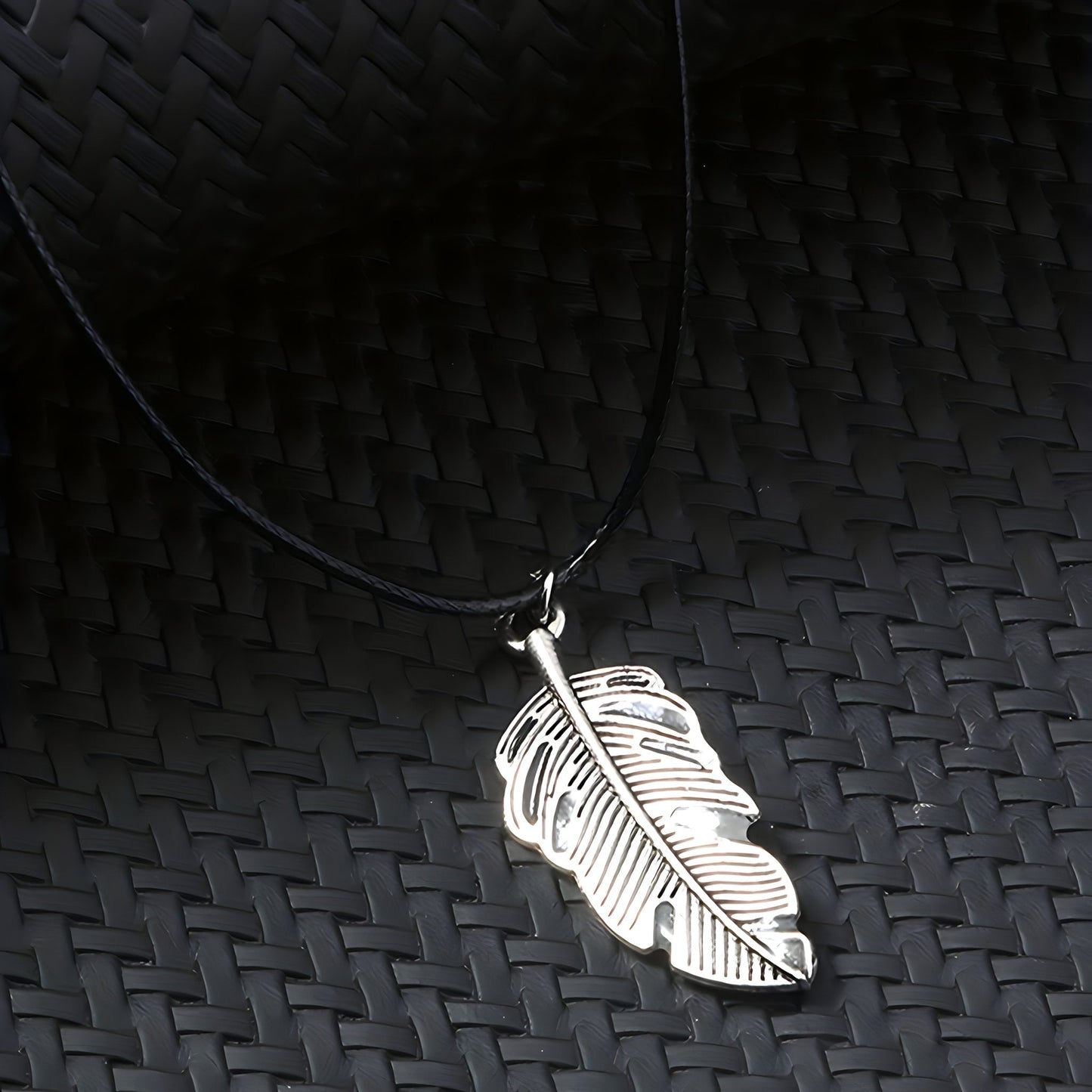 Collar Pluma Luminosa - El Rincón